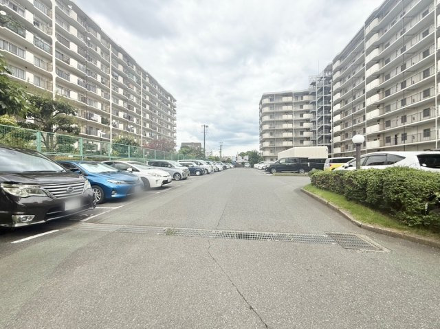 パレス南塚口1号棟の駐車場|車の出し入れがしやすい平面駐車場で毎日の利用も快適♪高さ制限を気にせず駐車できます。荷物の積み降ろしもスムーズ！