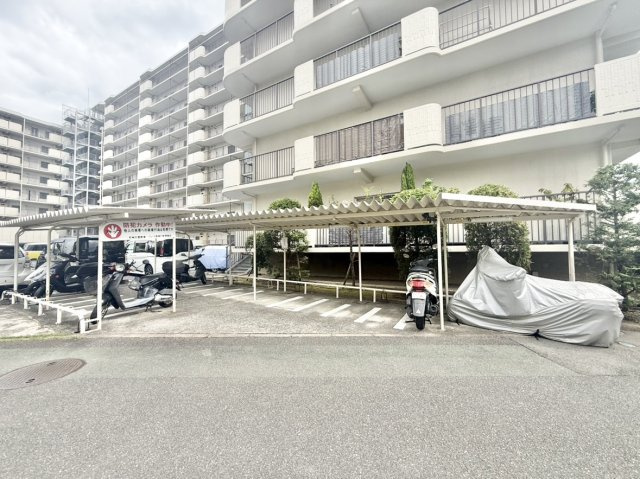 パレス南塚口1号棟のその他共用部分|雨に濡れないカーポート付きバイク置き場を完備。