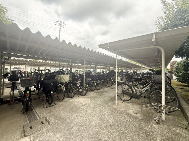 パレス南塚口1号棟のその他共用部分|カーポート付きの自転車置き場もございます。