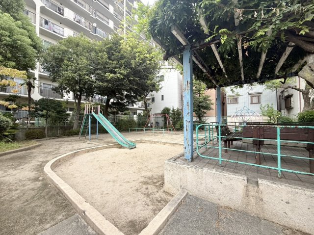 パレス南塚口1号棟の周辺|日常の遊び場にぴったりな敷地内の公園。目の届く範囲で子どもたちを遊ばせられる安心のロケーション。
