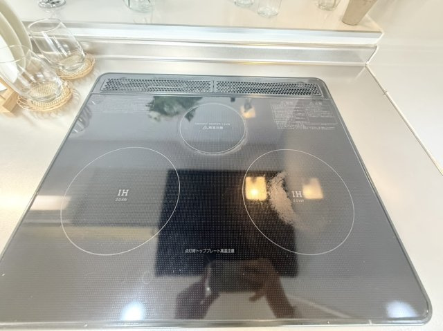 パレス南塚口1号棟のキッチン|熱効率が良く、お手入れもスムーズなIHクッキングヒーター。同時調理が可能な3口コンロで調理時間を短縮♪