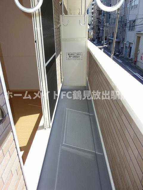 大阪市城東区諏訪４丁目のアパートのバルコニー