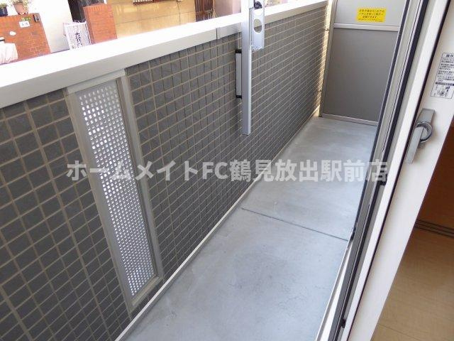 大阪市城東区諏訪１丁目のハイツのバルコニー
