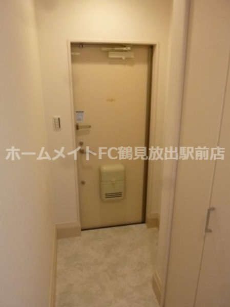 東大阪市稲田本町３丁目のアパートの玄関