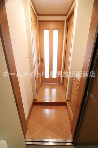 大阪市鶴見区放出東３丁目の賃貸マンションの玄関