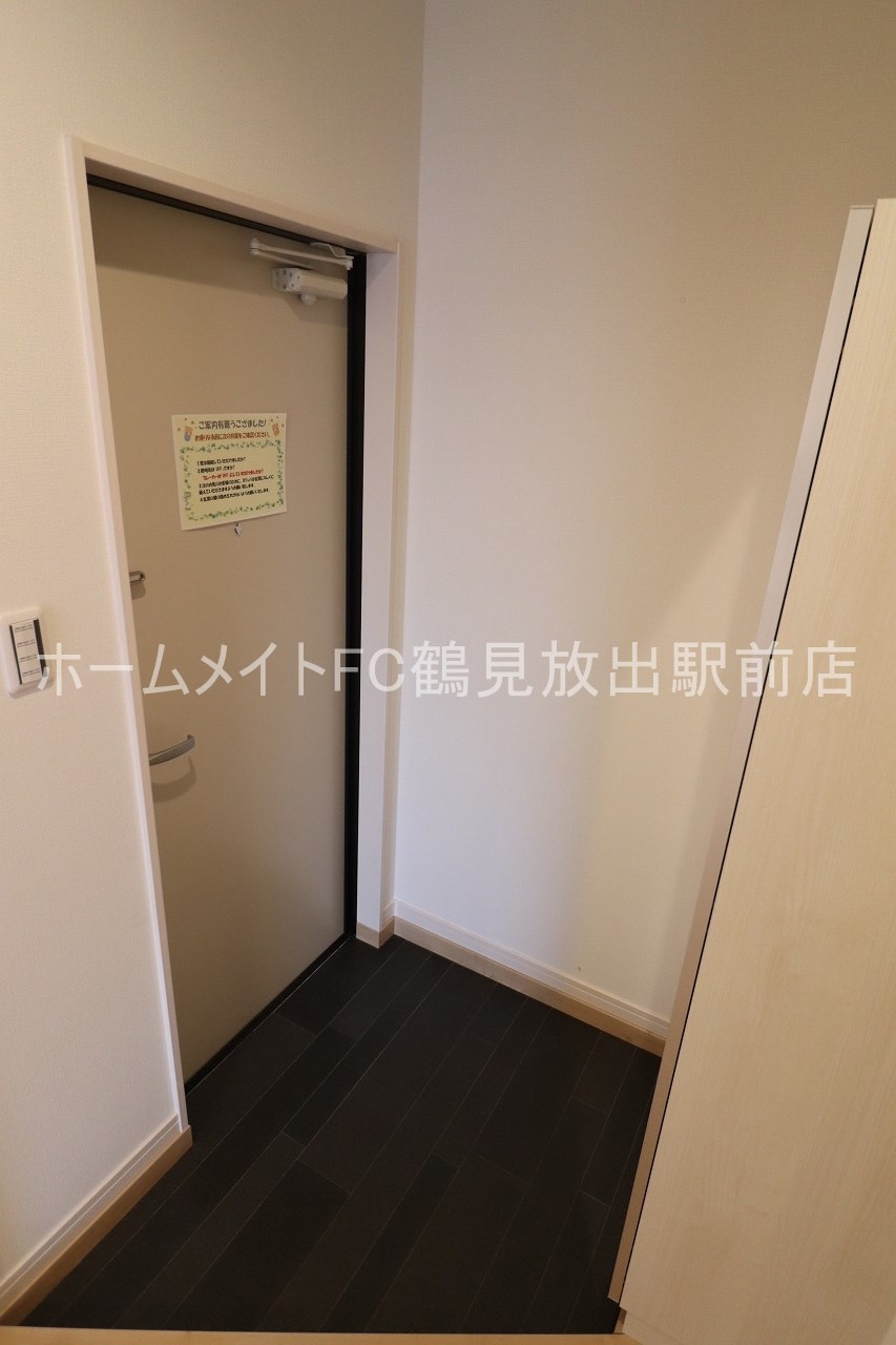 大阪市城東区鴫野東２丁目のアパートの玄関