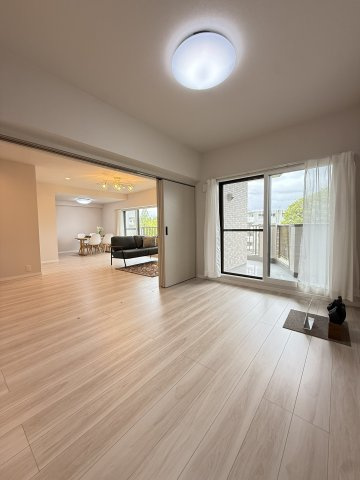 ライオンズマンション福住の洋室