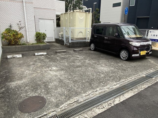 ドムールコスモス西豊中の駐車場