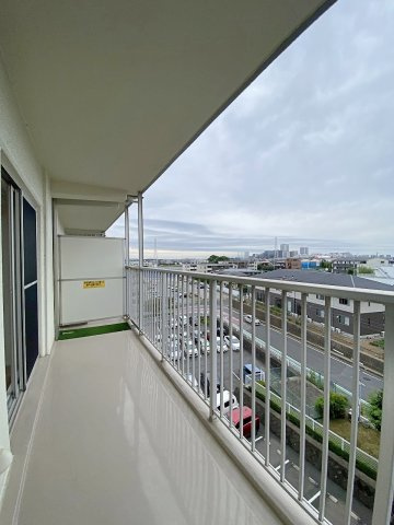 サニータウン習志野台サンハイツのバルコニー|15.05㎡の広々バルコニーは陽当り・通風ともに良好で、お洗濯物も気持ちよく乾きます。開放的な空間となっており、ちょっとした気分転換や外の風を感じながらリラックスする時間にもぴったりです。