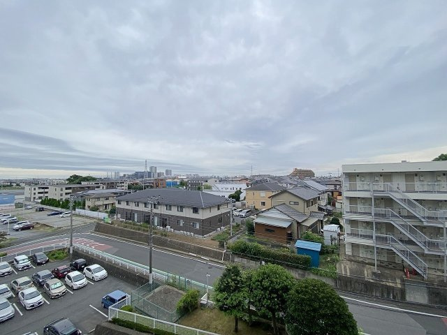 サニータウン習志野台サンハイツの展望|前面に遮るものがなく、開放感に満ちた爽やかな眺望が広がっています。青空を仰ぎ見ながら心地よい風を感じられる贅沢な環境。毎日の暮らしにやすらぎとゆとりを与えてくれる魅力的なロケーションです。