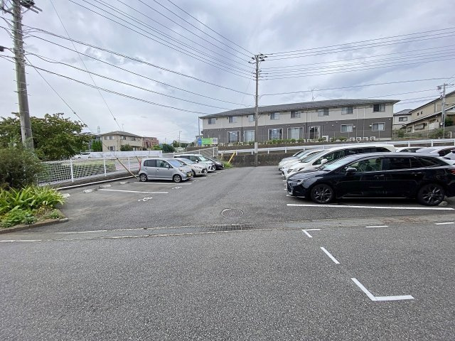 サニータウン習志野台サンハイツの駐車場|ゆとりある駐車スペースを確保した敷地内駐車場です。お車の出し入れがスムーズに行える配慮された動線設計が魅力。愛車を身近に保管でき、週末のお出かけやお買い物時の移動も快適にサポートします。