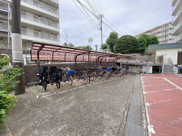 サニータウン習志野台サンハイツの駐輪場|屋根付きで雨の日でも愛車を綺麗に保管できる安心の駐輪場スペースです。きれいに整備されており、自転車の出し入れもスムーズに行えます。日々の通勤や通学、ちょっとしたお買い物時にも大変便利です。