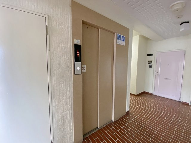 サニータウン習志野台サンハイツのその他共用部分|館内にはエレベーターがしっかり完備されているため、上階へのお移動も大変スムーズです。重いお荷物を持っている日やお買い出し帰り、体調が優れない時でも快適に各階へアクセスしていただけます。