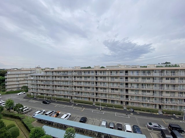 サニータウン習志野台サンハイツの展望|バルコニーからは前面に遮るものがなく、開放感あふれる心地よい眺望が広がっています。青空を仰ぎ見ながら爽やかな風を感じられる贅沢な環境。毎日の暮らしにやすらぎとゆとりを与えてくれるロケーションです。