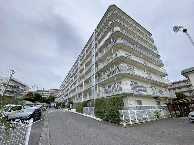 サニータウン習志野台サンハイツの外観|落ち着きと品格を感じさせる洗練されたデザインの建物外観。周辺の閑静な街並みとも美しく調和しています。丁寧な管理体制が保たれており、安心感と快適さを兼ね備えた優れた居住環境が魅力的です。