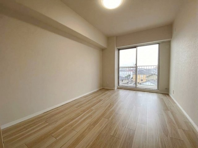 サニータウン習志野台サンハイツの子供部屋|5.4帖の洋室は子供部屋やワークスペースなど多目的に活躍します。コンパクトながら開口部があり明るく爽やかな印象。効率的なレイアウトで家具も配置しやすく、自分時間を快適に過ごせるお部屋です。