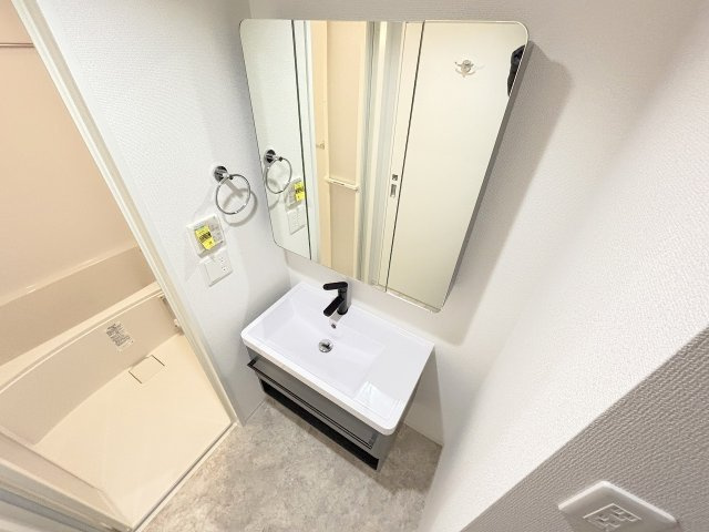 セレニテ新大阪アリエの独立洗面台