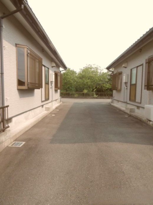 津福笠貸家東【キャッシュバック対象物件】の駐車場|駐車場があります