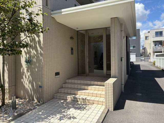 Jon Novi yokohamaのエントランス
