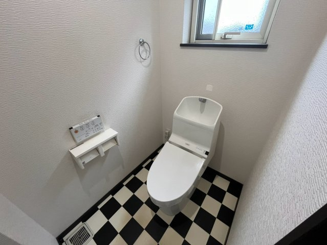 新川西３条４丁目 戸建のトイレ|ロータンク式のシャワー付きトイレ