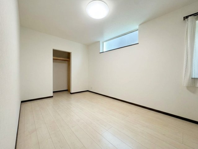 新川西３条４丁目 戸建の洋室|ウォークインクローゼット付き７．５帖洋室