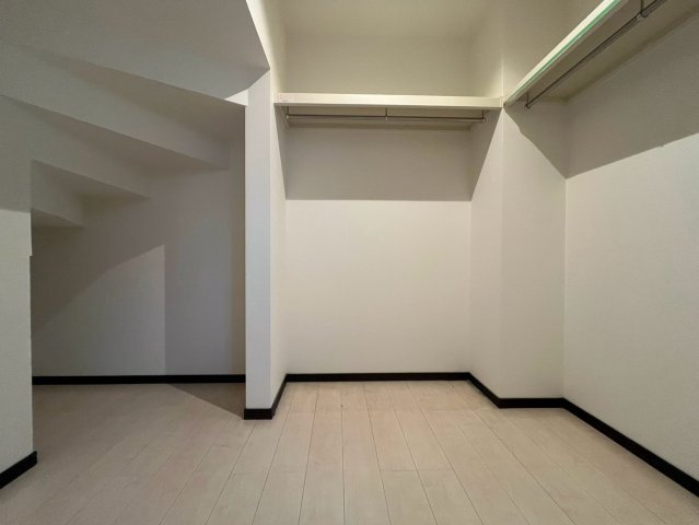 新川西３条４丁目 戸建の収納|３．５帖のウォークインクローゼット