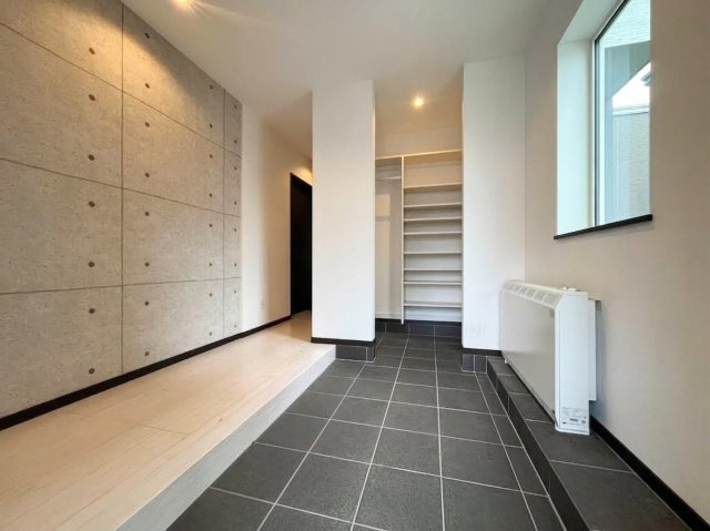 新川西３条４丁目 戸建の玄関|広々とした玄関には大きなシューズクローゼット完備