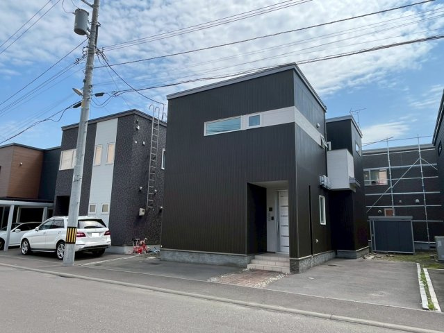 新川西３条４丁目 戸建の外観|敷地５０坪・駐車２台可能・物置付き♪