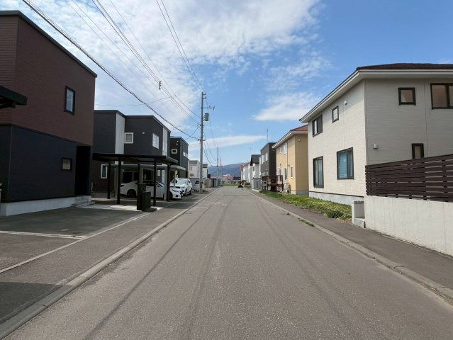 新川西３条４丁目 戸建の前面道路含む現地写真|前面道路幅８ｍでゆったりとした住宅街です
