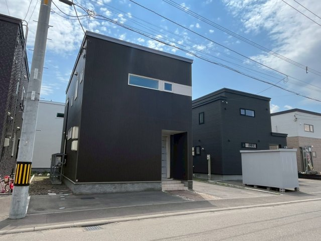 新川西３条４丁目 戸建の外観|敷地５０坪・駐車２台可能・物置付き♪