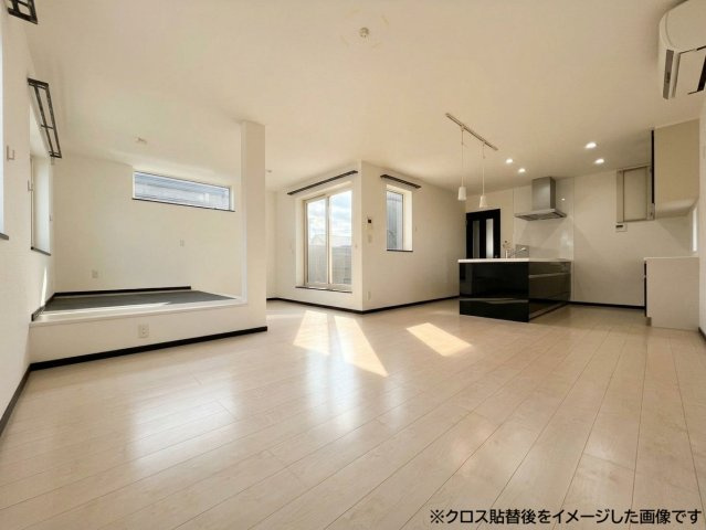 新川西３条４丁目 戸建の居間・リビング|窓面豊富で風通しも良好
