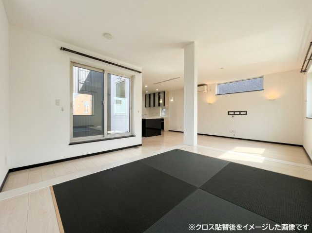 新川西３条４丁目 戸建の居間・リビング|ＬＤＫ２２帖には一部琉球畳の小上がりがございます