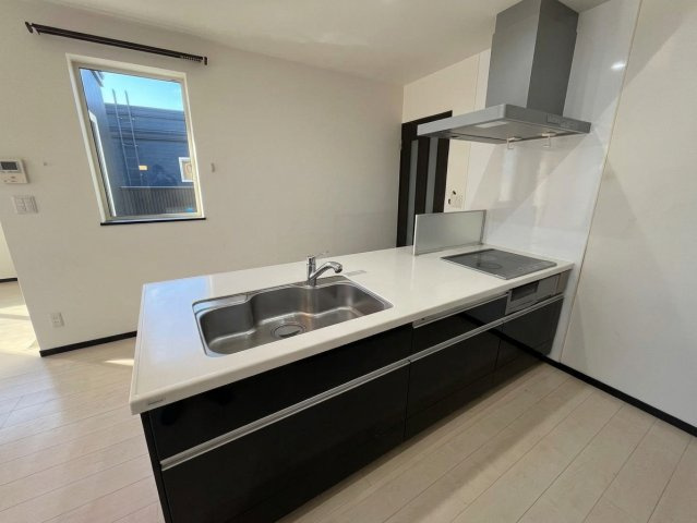 新川西３条４丁目 戸建のキッチン|開放感のあるオープン対面キッチン
