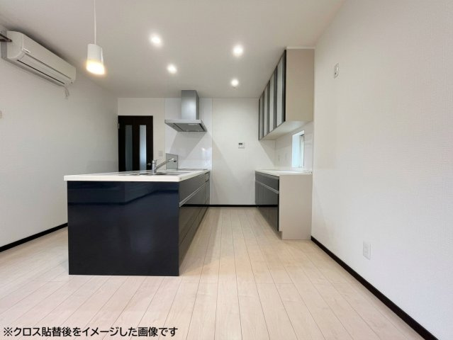 新川西３条４丁目 戸建のキッチン|キッチン壁面にはカップボードもございます