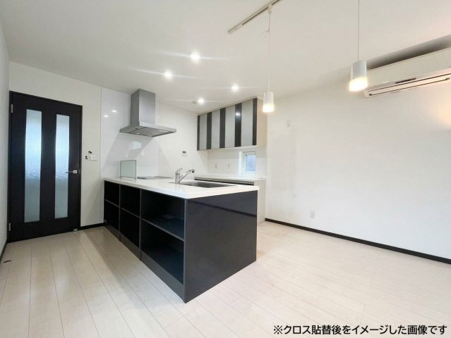 新川西３条４丁目 戸建のキッチン|キッチンの前面には大容量収納付き