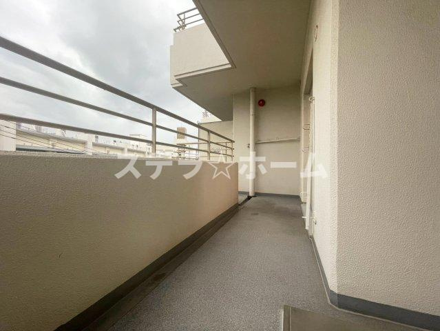 野中北パーク・マンションのバルコニー|外からの目が気にならないバルコニーで洗濯物が干せます