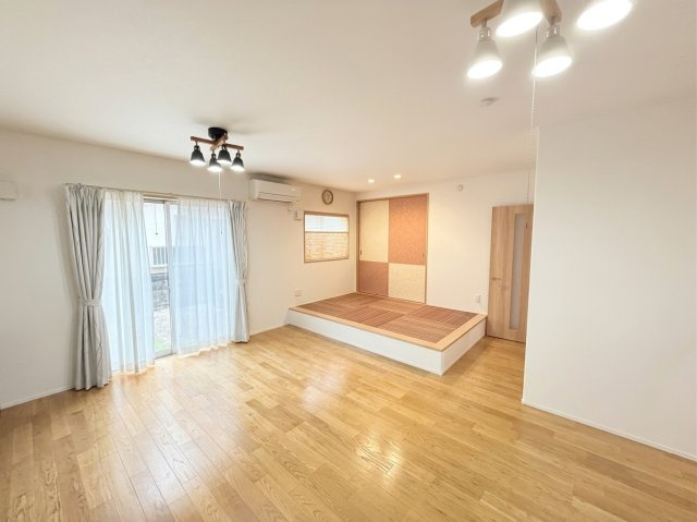 神戸市西区玉津町高津橋戸建の居間・リビング|※AIによる家具消し等の処理を行っております。