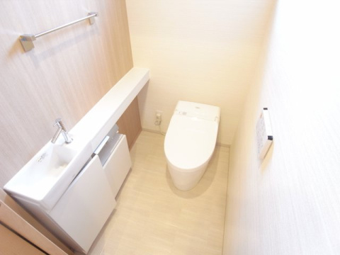 芦屋市岩園町の賃貸マンションのトイレ