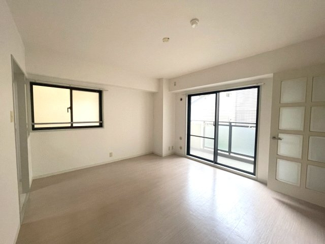 神戸市灘区深田町３丁目の賃貸マンションの居間・リビング
