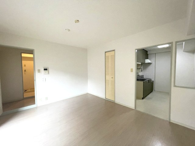 神戸市灘区深田町３丁目の賃貸マンションの居間・リビング