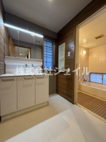 中古戸建　惣山町５丁目　リフォーム済みの独立洗面台