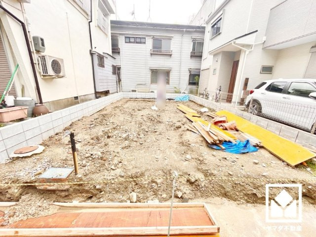 尼崎市東難波町4期の外観|すべり台・タイヤのブランコなどの複合遊具や砂場を備えた「中難波公園」まで徒歩1分（約70m）。園内は見通しが良く、天気の良い日や隙間時間に利用できる距離感で、子育て世帯の方にもお勧めです。