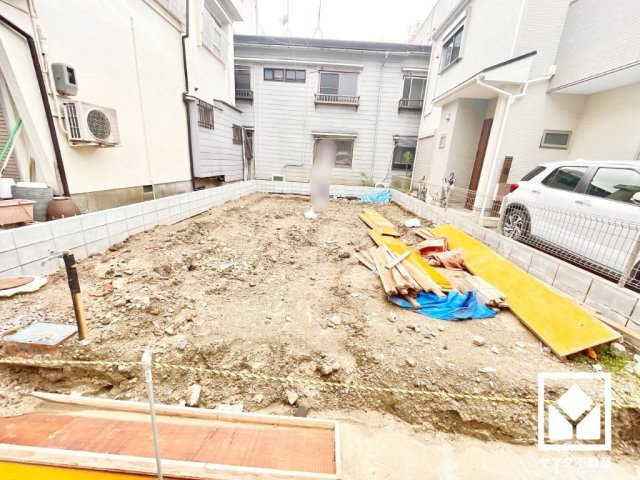 尼崎市東難波町4期の外観|南向き・東向きの2面採光の窓から自然光を取り込む、開放感あふれるリビングです。柔らかな光が降り注ぎ、明るく心地の良い空間。