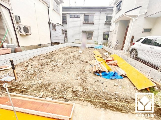 尼崎市東難波町4期の外観|カウンターキッチンなので配膳や片付けがしやすく、お料理中もリビングにいるお子様の様子が見守りやすい設計です。キッチンの横には窓がございますので、昼間は手元が明るく、お料理がはかどります。