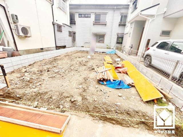尼崎市東難波町4期の外観|真冬の寒い浴室を暖かく、また雨の日の洗濯物の乾燥にと多用途に活躍する浴室暖房乾燥機付きです。窓が設置されており、自然換気や採光も確保された明るい浴室になっています。