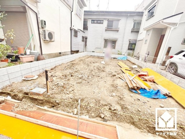 尼崎市東難波町4期の外観|床下収納や、リビング・3階廊下にも収納スペースがあり、住空間を広々お使いいただけます。日用品のストックなどもすっきり片付きます。
