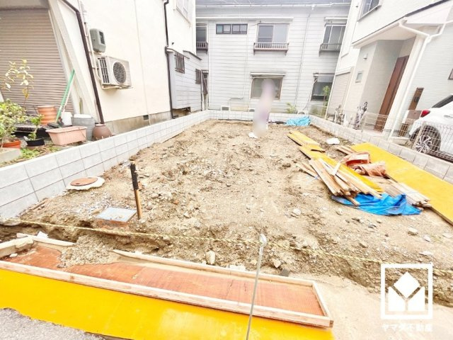 尼崎市東難波町4期の外観|突然の来訪時にも防犯面で心強いモニター付きインターホンを設置。お留守番中のお子様も、室内からスムーズに相手の確認ができます。
