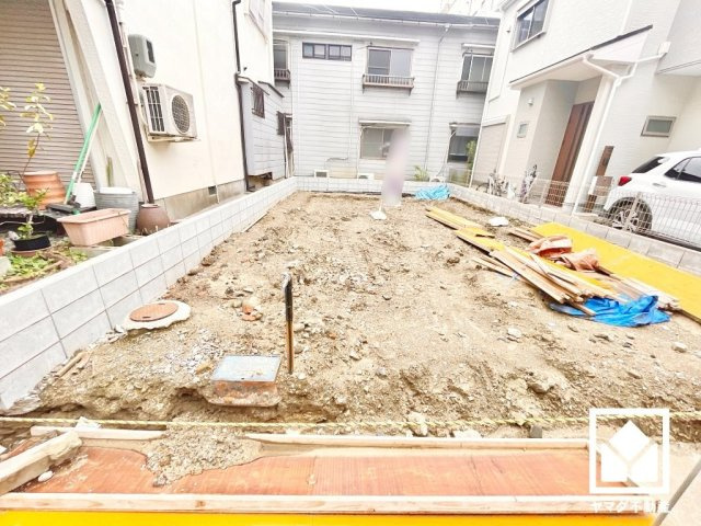 尼崎市東難波町4期の外観|玄関ドアはディンプルキーを採用しており、防犯性にも配慮された仕様です。
