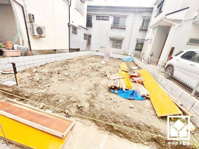 尼崎市東難波町4期の外観|インナーガレージを1台分設置。重い荷物や雨の日の移動もスムーズで、快適なカーライフを実現。