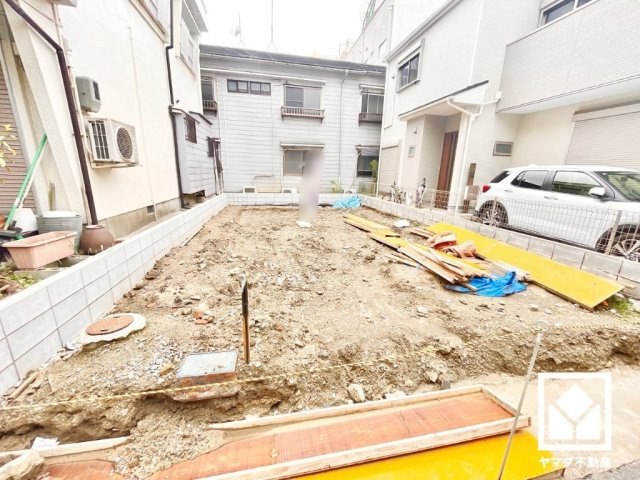 尼崎市東難波町4期の外観|最寄りの阪神なんば線・本線「尼崎」駅までは傾斜が少ないほぼ平担な道のりで、自転車やベビーカーでの移動もスムーズになります。